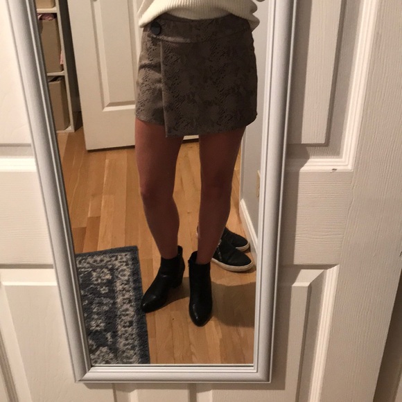 Snakeskin skort! - Picture 4 of 4